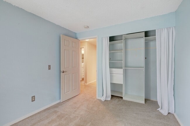 Building Photo - Kirkland Rambler with Amazing Back Yard!