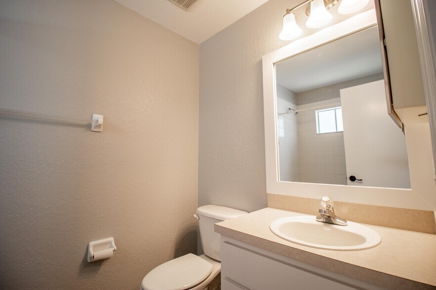 Building Photo - 405 S Lake Ave