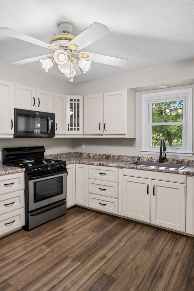 Building Photo - 3 Bedroom 2 Bath 2 Stall Garage Urbandale
