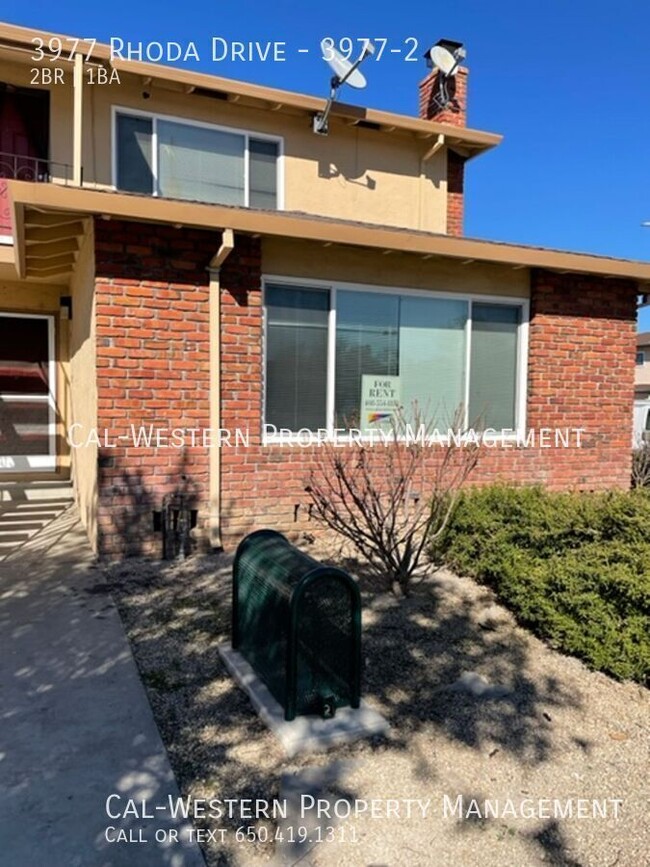 Building Photo - Spacious 2 bedroom 1 Bath Upstairs End Unit