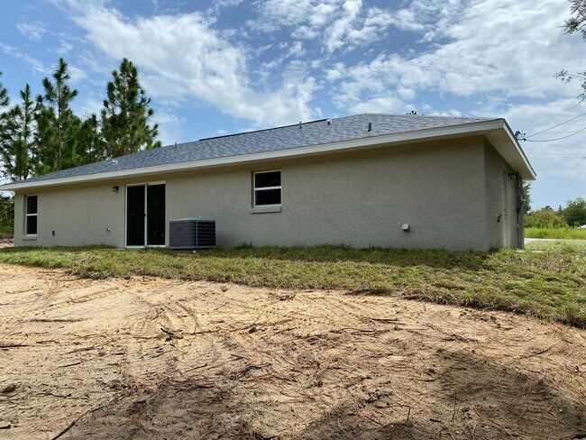 Building Photo - Desirable SE Ocala Neighborhood 3/2/1 **WON"T LAST**