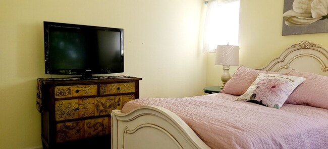 Building Photo - 2 bedroom Ranch townhome backing to Thornc...