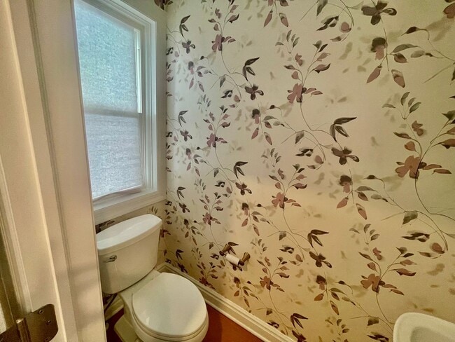 Building Photo - 4 bed 3.5 Bath- Sewickley