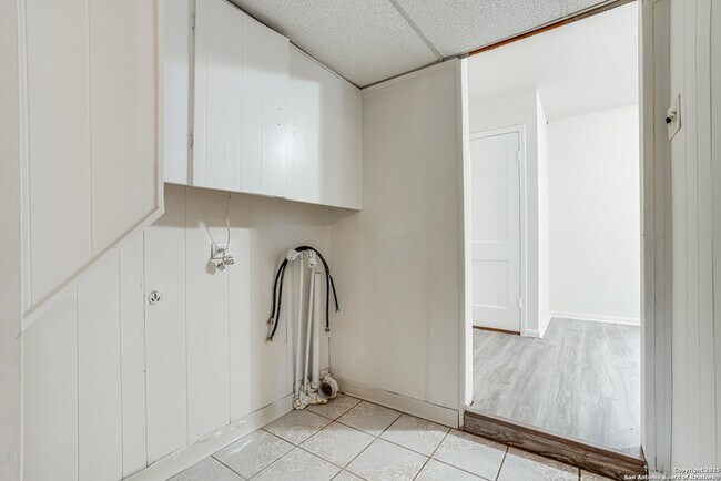 Building Photo - 811 Cottonwood Ave