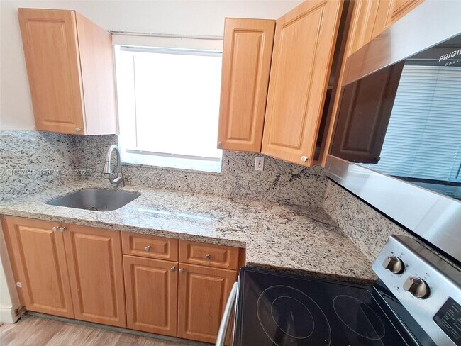 Building Photo - 2011 Bay Dr