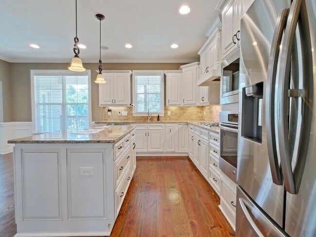 Building Photo - Estate STYLE home with pool and basement i...