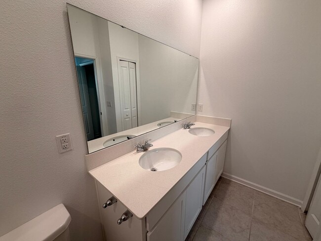 Building Photo - Rare find In-Law suite Home! Single family house with Separate entry and kitchen, laundry set!