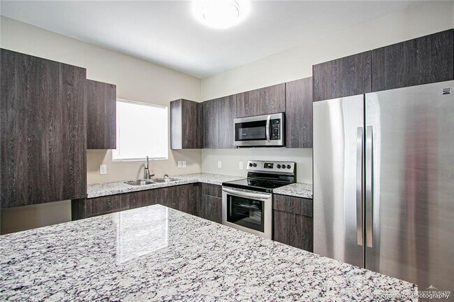 Building Photo - 10 Diamond W Ave