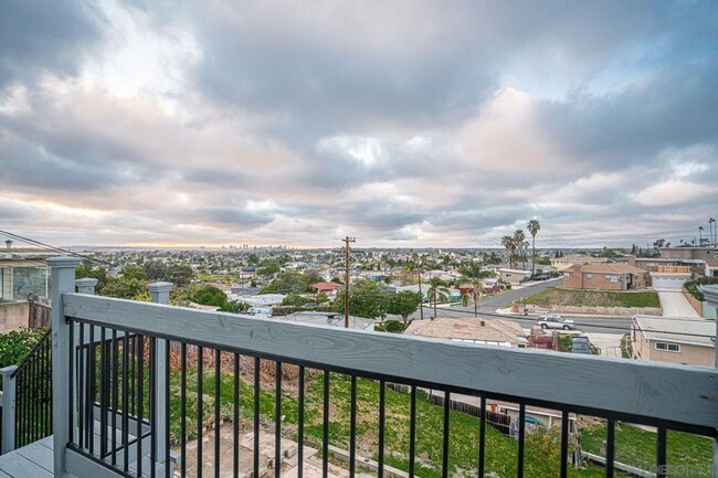 Building Photo - Fully Renovated Modern Home