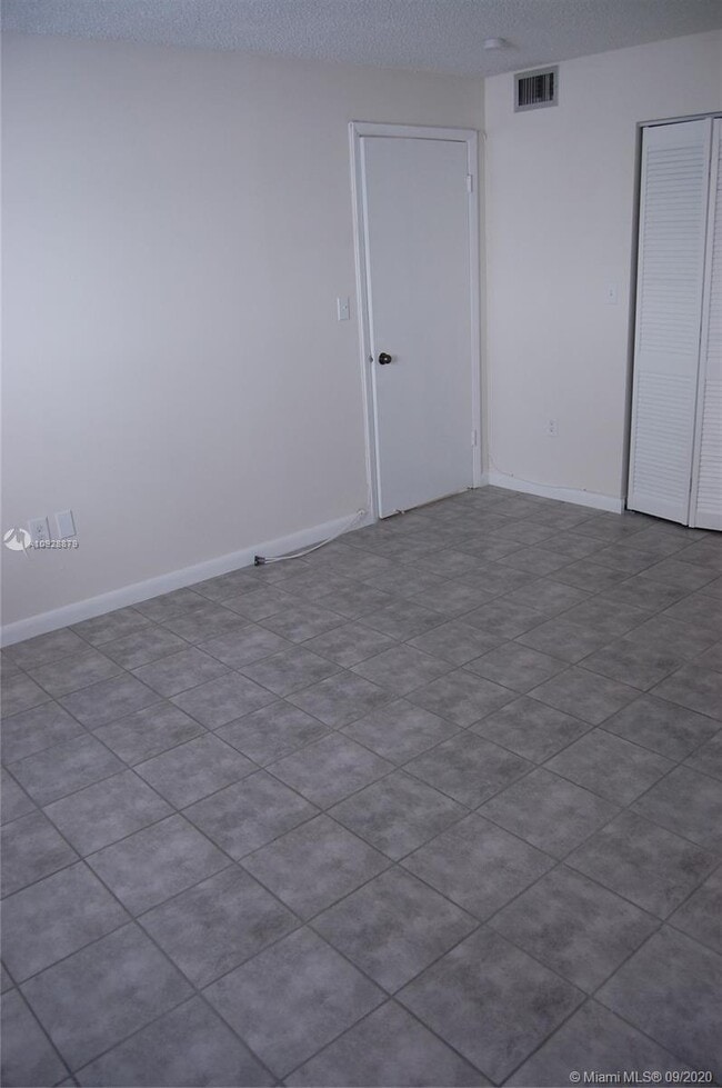 Building Photo - 1334 Collins Ave