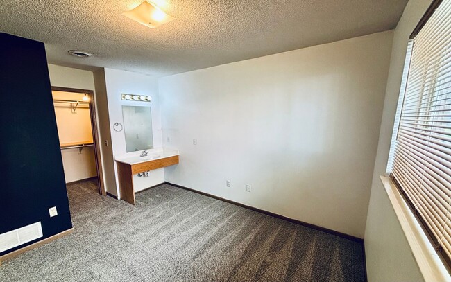 Building Photo - 4 Bed 2 Bath Centrally Located - Pre Leasi...