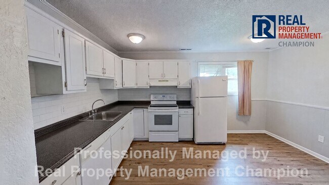 Building Photo - 3 BD/2 BA Home w/Attached Garage on Large Corner Lot w/Fenced Backyard