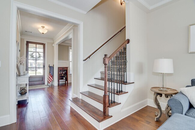 Building Photo - Gorgeous 5-Bedroom 3.5 Bath Home