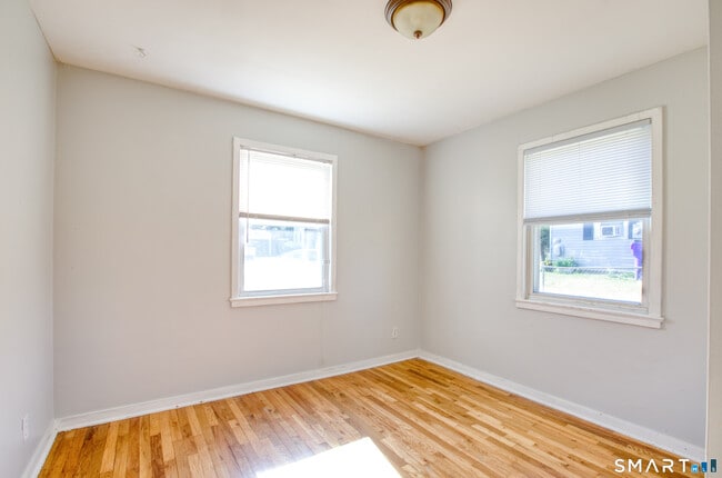 Building Photo - 124 Mayflower St