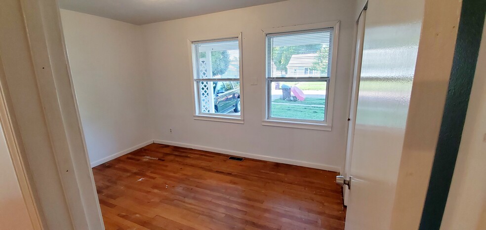 bedroom 3 (now carpeted) - 1834 Hunting Ave