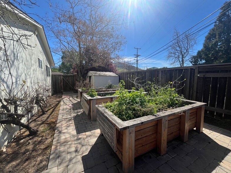 Building Photo - 1450 Carolina Dr