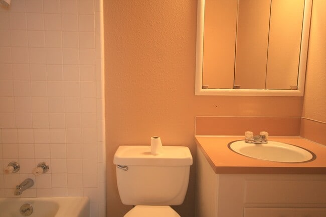 Building Photo - Newly Re-Modeled 3 Bedroom 2 Bath Home nea...