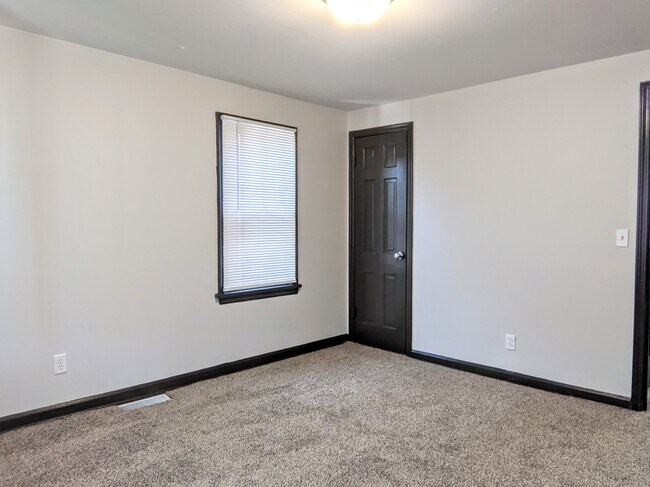 Building Photo - Hanscom Park Full Duplex