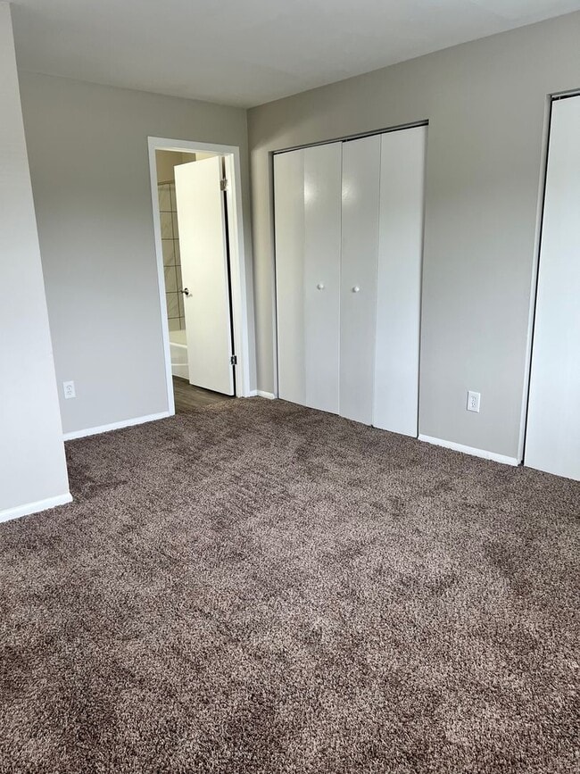 Building Photo - Charming Two-Bedroom Two Bathroom Apartment in Prime Chesterton Location!