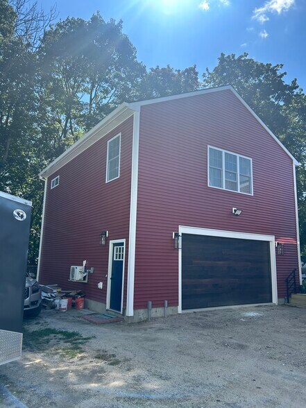 Building Photo - 125 Middle Street Ext