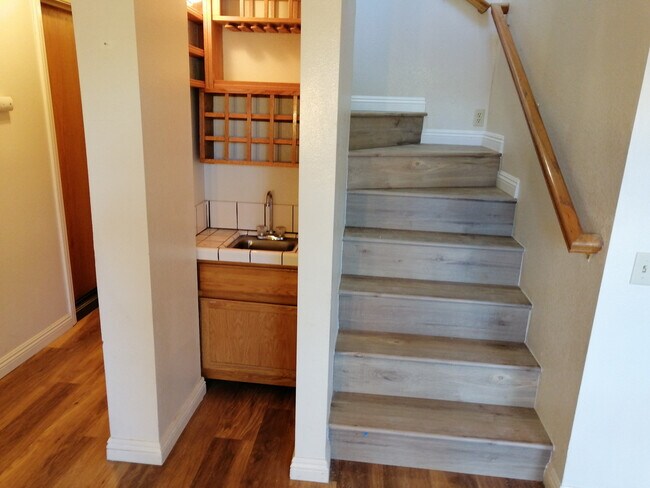 Building Photo - 594 Rose Ln