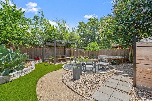 Building Photo - 3010 Siskin Dr