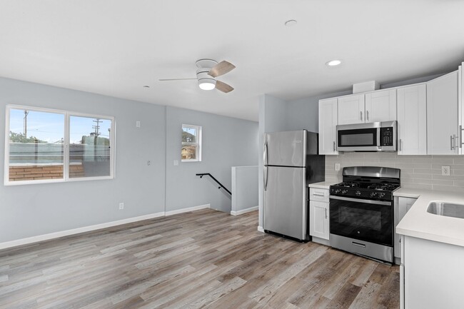 Building Photo - Stunning Remodeled 3-Bed, 3.5-Bath Home with Two Kitchens & Expansive Private Driveway in La Mesa!