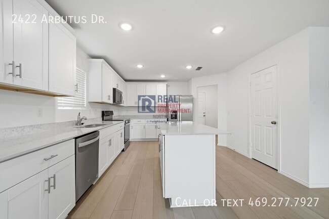 Building Photo - 2422 Arbutus Dr