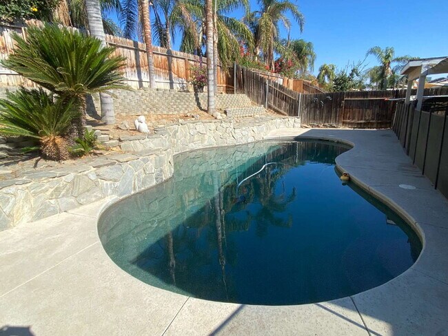 Building Photo - 4 Bed, 2 Bath beautiful home with pool
