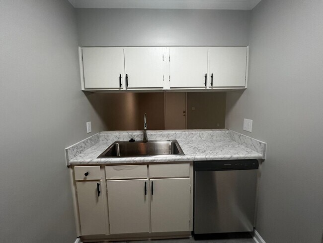 Building Photo - 5853 Century Oaks Dr