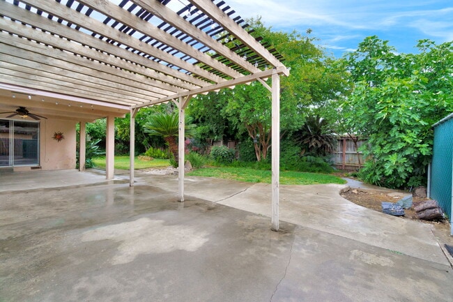 Building Photo - 1564 E Escalon Ave