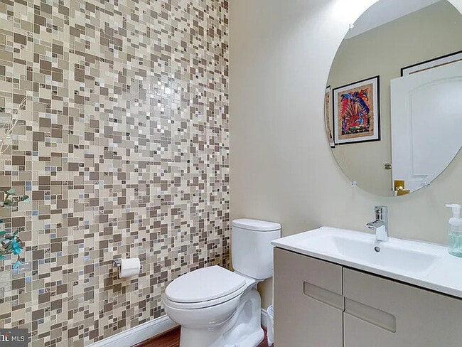 Building Photo - A stunning end-unit carriage home with an ...
