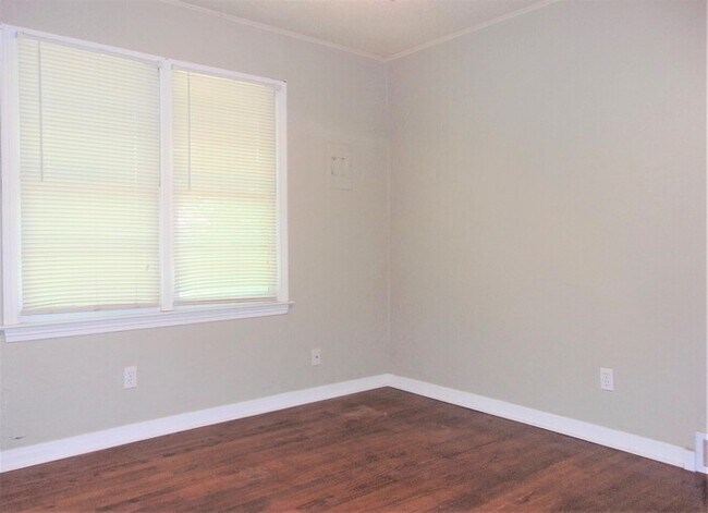 Building Photo - 3 BED 1 BATH IN CASADY HEIGHTS ADDITION OF THE VILLAGE