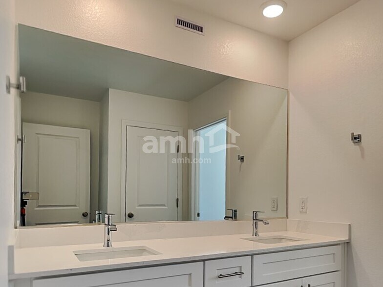 Building Photo - 11141 Magallanes St