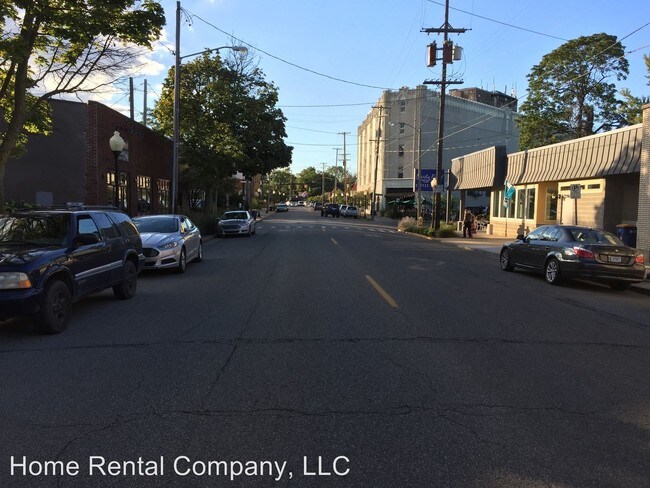 Building Photo - 1448-1450 Lake Dr SE