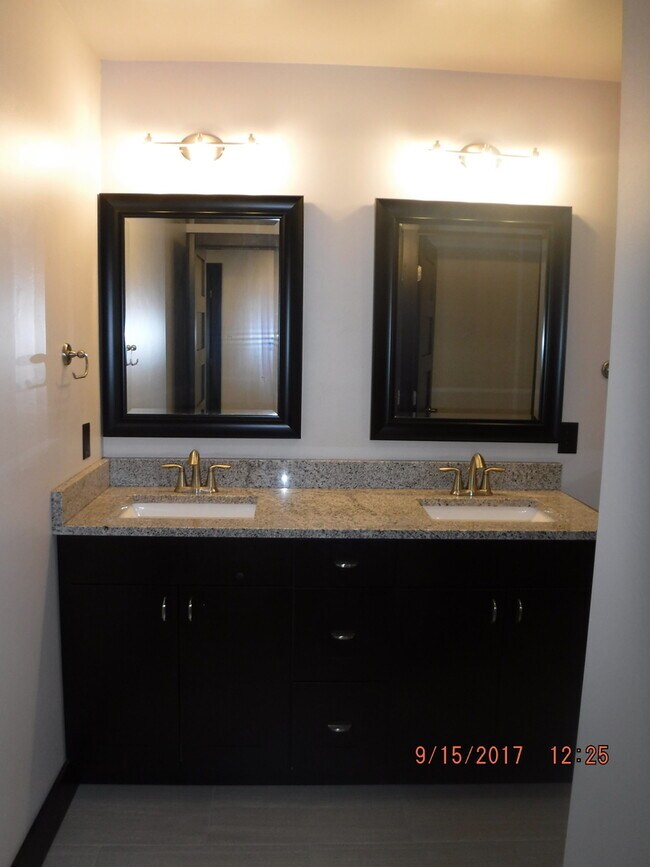 Building Photo - Gorgeous modern 5 bedroom - Minutes from MSU!