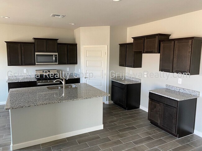 Building Photo - Newer 4 BR Home in Sahuarita for Rent **MO...
