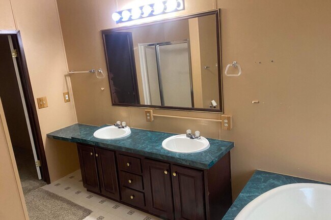 Building Photo - 2687 1st Ave NW