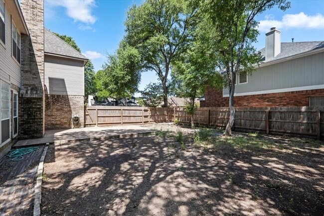 Building Photo - 10116 Pinehurst Dr