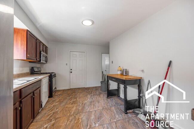 Building Photo - 1749 E 71st Pl