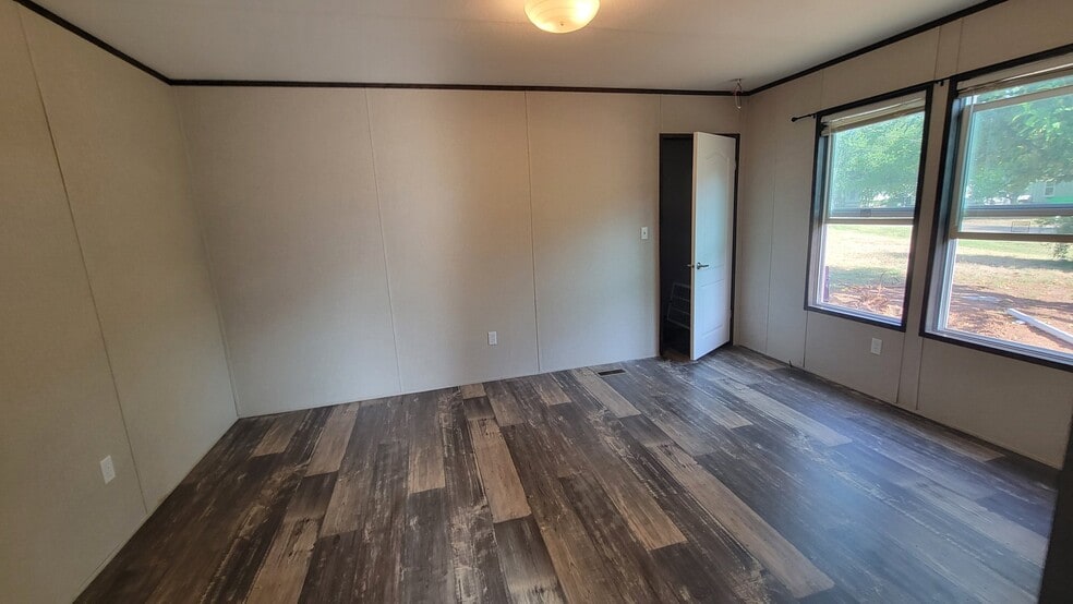 Building Photo - 5527 Lake View Dr