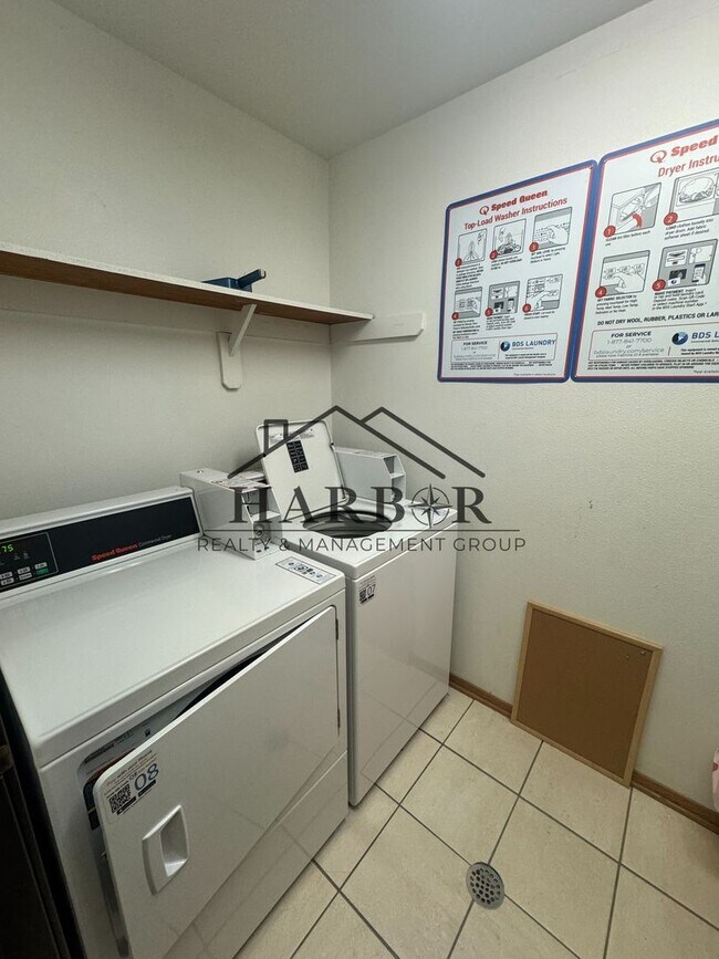 Building Photo - 2 Bedroom 1 Bath - Ask us about our specials!