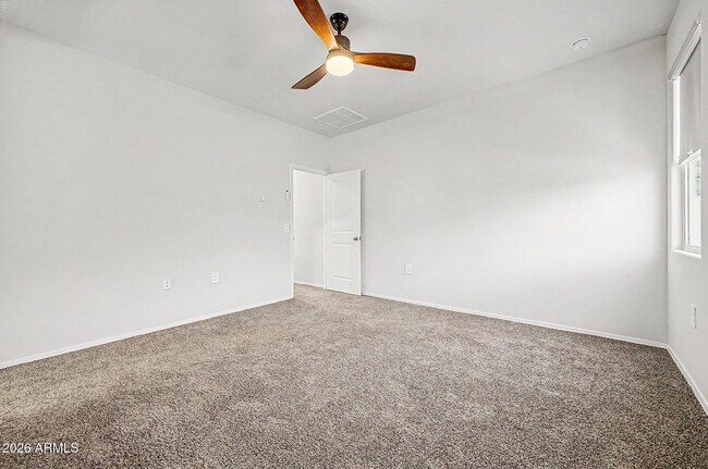 Building Photo - 1302 W Raymond Ave