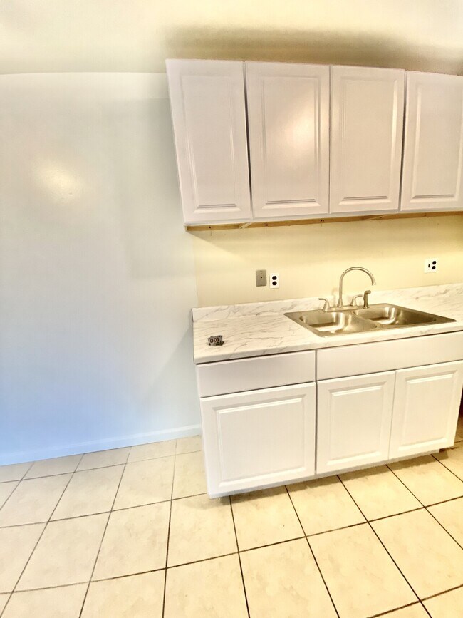 Building Photo - Clinton Condo 36A