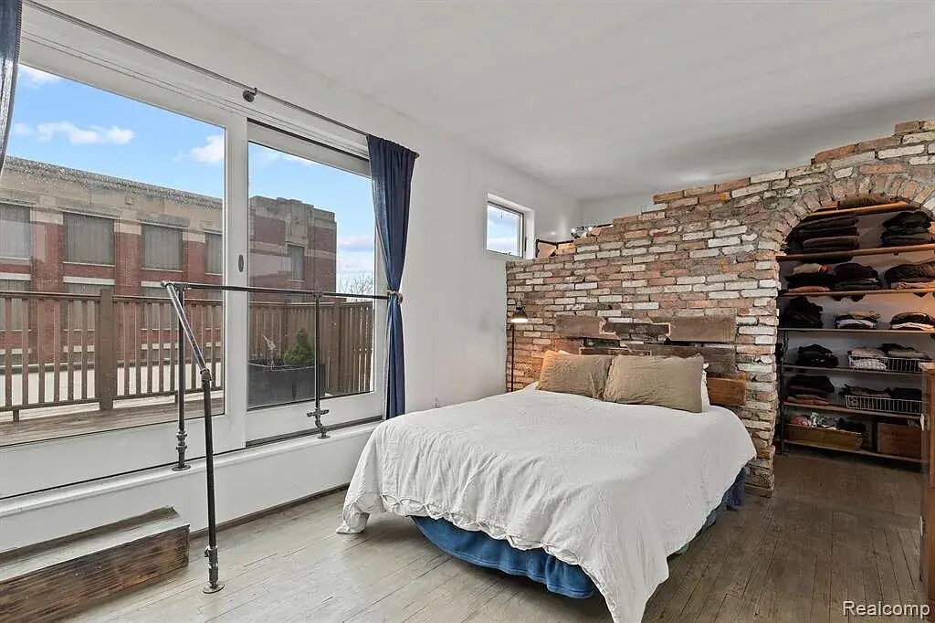 Building Photo - 5766 Trumbull St