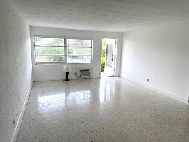 Building Photo - 4802 N Flagler Dr