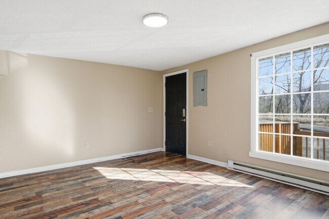 Building Photo - 2 Bed / 1 Bath. Off street parking.