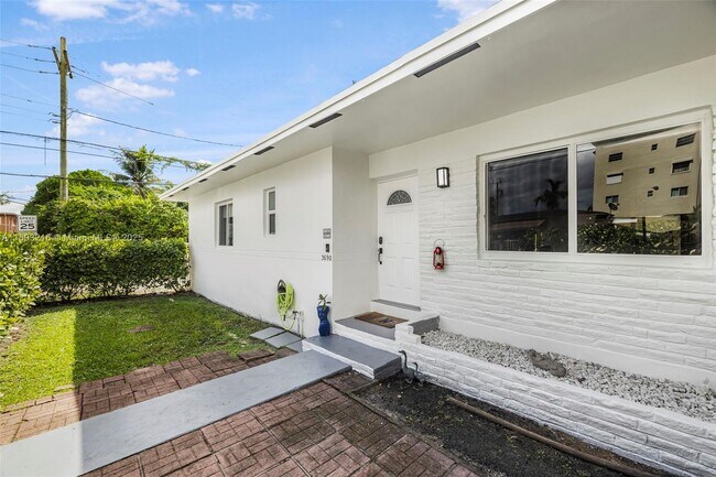 Building Photo - 3690 SW 9th Terrace