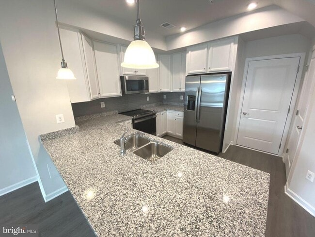 Building Photo - 7911 Independence Dr