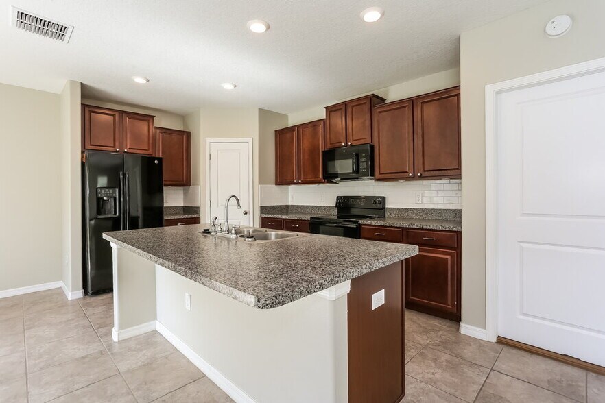 Building Photo - 137 Cascade Bend Dr